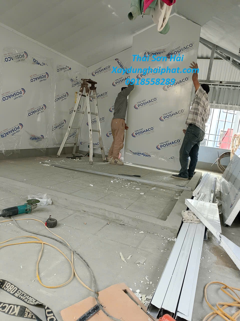 lam-khung-bao-ve-cau-thang-sat-phong-tang-thuong-bang-vat-lieu-nhe-o-Dinh-Thon-Tu-Liem-Ha-Noi-6