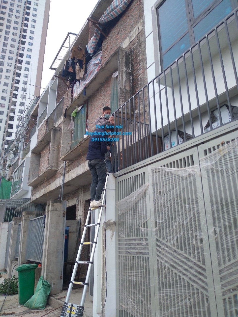 lam-khung-bao-ve-nha-pho-lam-khung-sat-an-toan-cho-ban-cong-o-hn-2