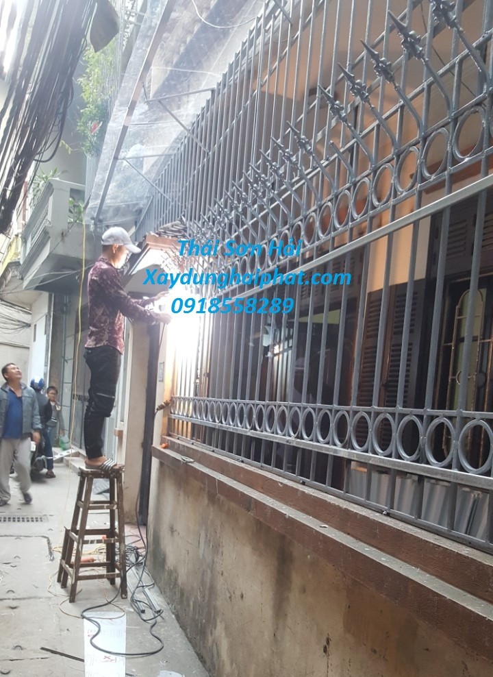 lam-khung-sat-bao-ve-lam-hang-rao-gia-re-lam-chuong-cop-sat-tai-thanh-xuan-3