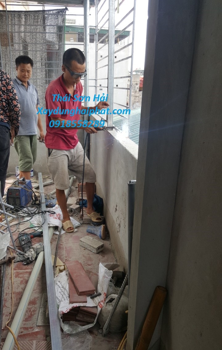 lam-khung-sat-san-thuong-lan-can-cau-thang-sat-dep-o-hn-1