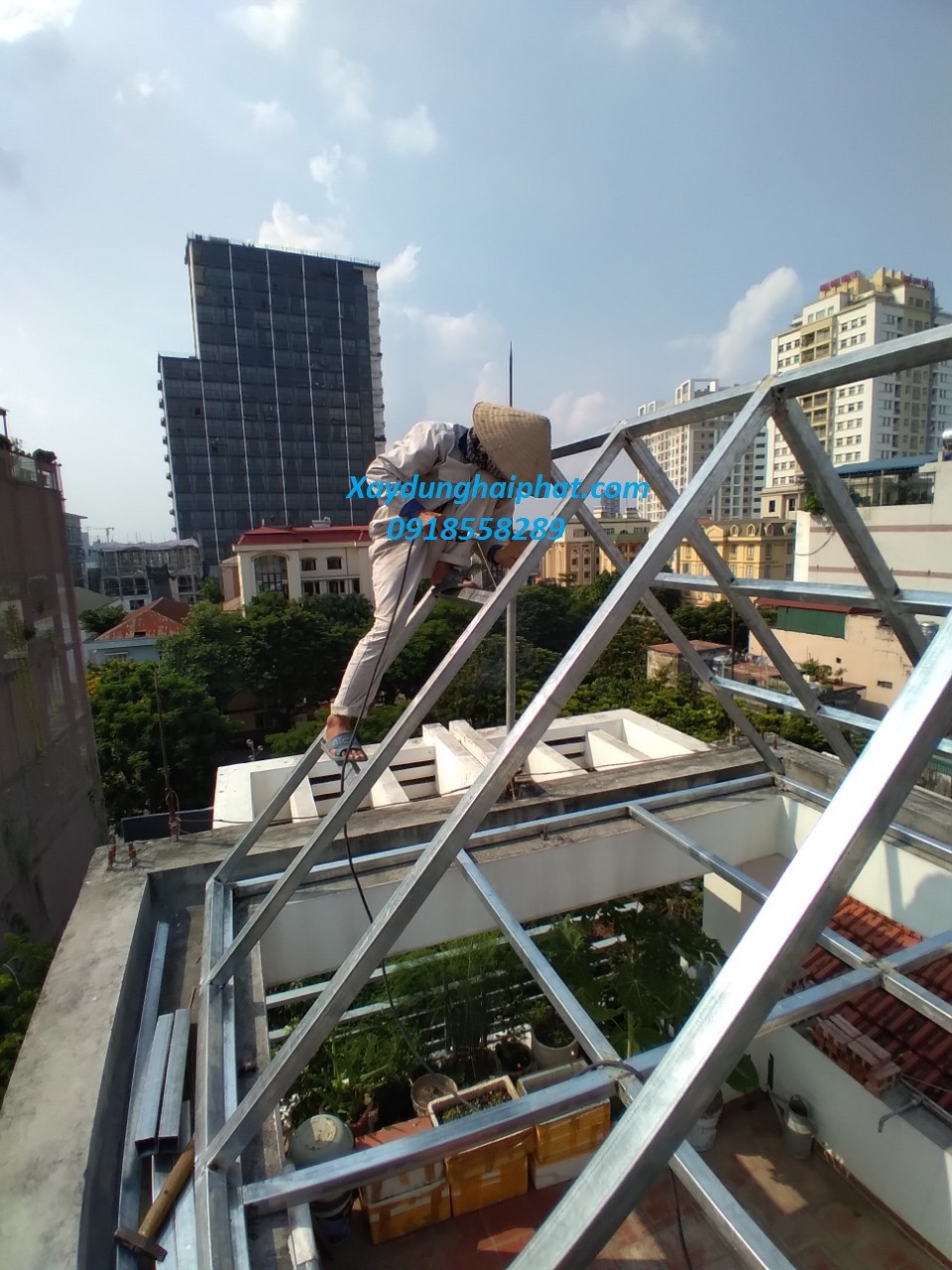 lam-khung-thep-mai-ton-lop-mai-bang-ton-lanh-o-hn-gia-re-4