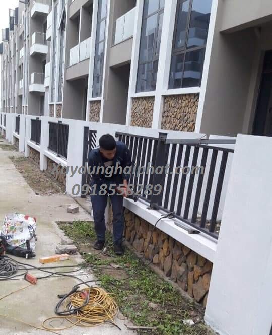 lam-lan-can-hang-rao-cua-sat-dep-tai-hn-1