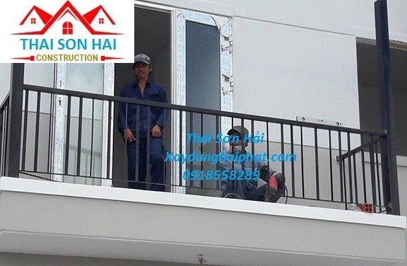 lam-san-sat-lan-can-ban-cong-sat-lan-can-inox-gia-re-3