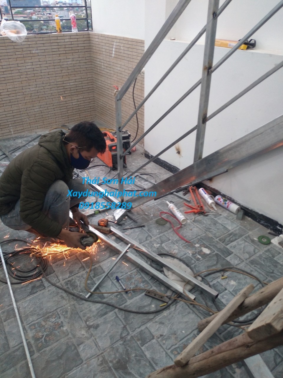 nhan-lam-cau-thang-sat-lam-cau-thang-inox-tai-hn-gia-re-1