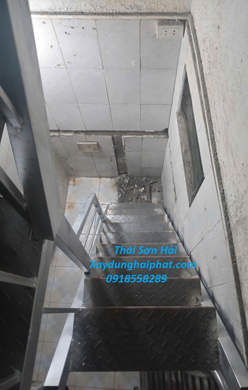 nhan-lam-cau-thang-sat-tan-noi-cau-thang-thep-nham-chong-tron-tai-HN-1