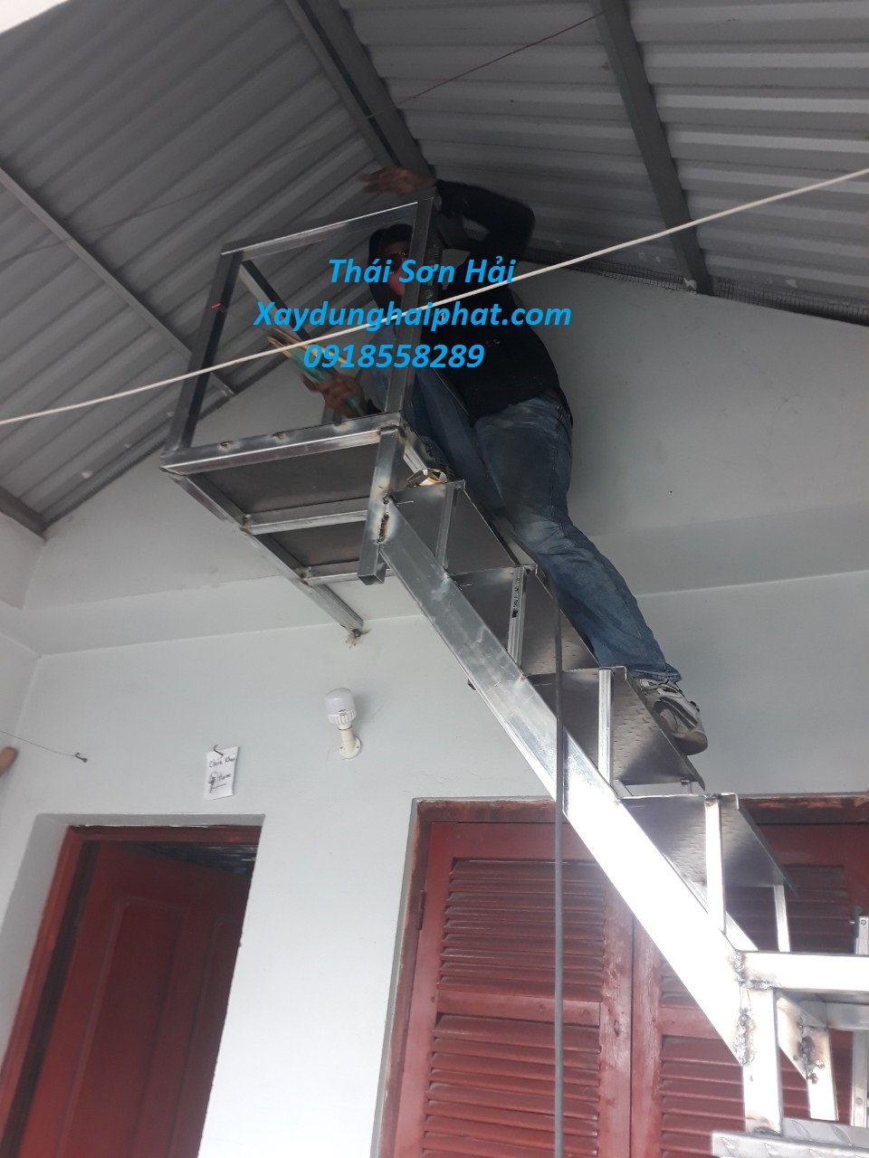 nhan-lam-cau-thang-sat-tan-noi-cau-thang-thep-nham-chong-tron-tai-HN-3