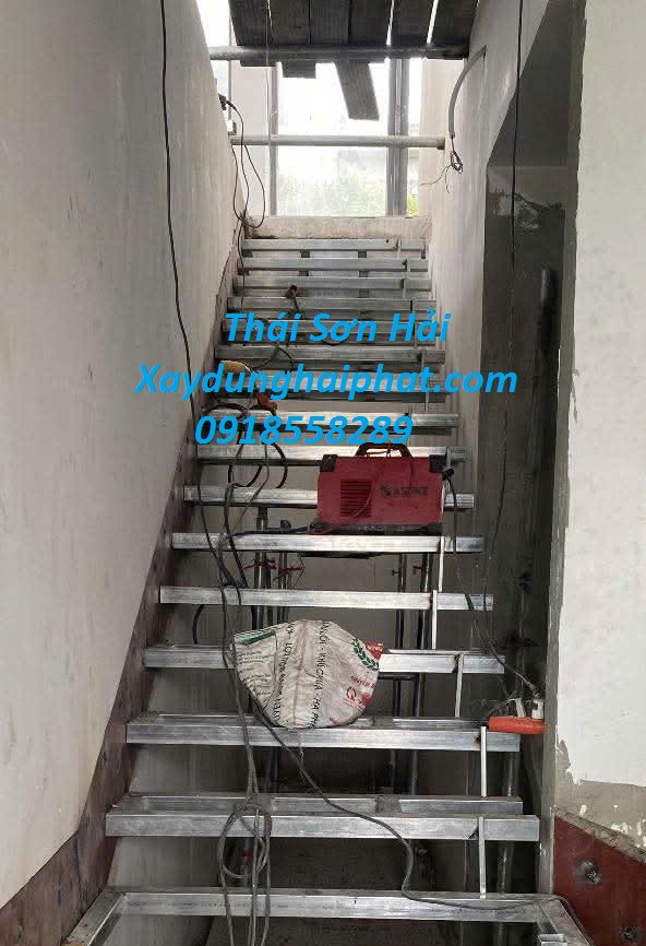 nhan-lam-cau-thang-sat-tan-noi-cau-thang-thep-nham-chong-tron-tai-HN-5