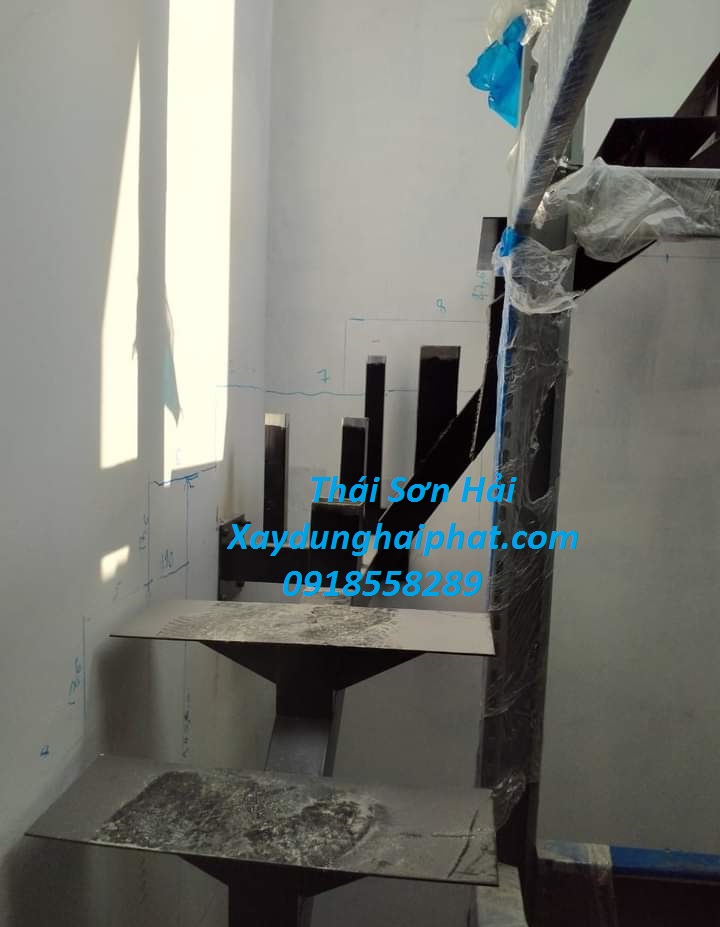 nhan-lam-cau-thang-sat-tan-noi-cau-thang-thep-nham-chong-tron-tai-HN-7