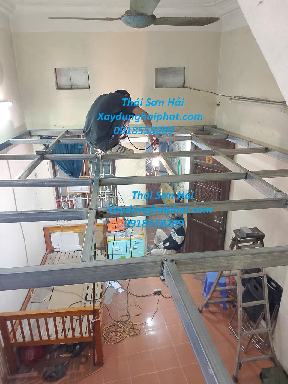 nhan-lam-gac-lung-lam-gac-lung-bang-sat-gia-dinh-tai-Ha-Noi-2