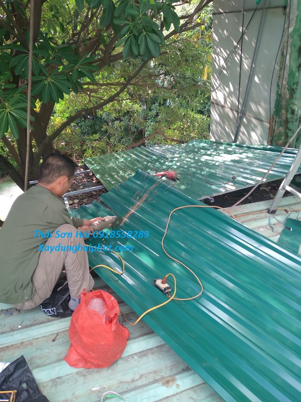 nhan-lam-mai-ton-gia-re-lam-khung-thep-mai-ton-tai-cau-giay-1