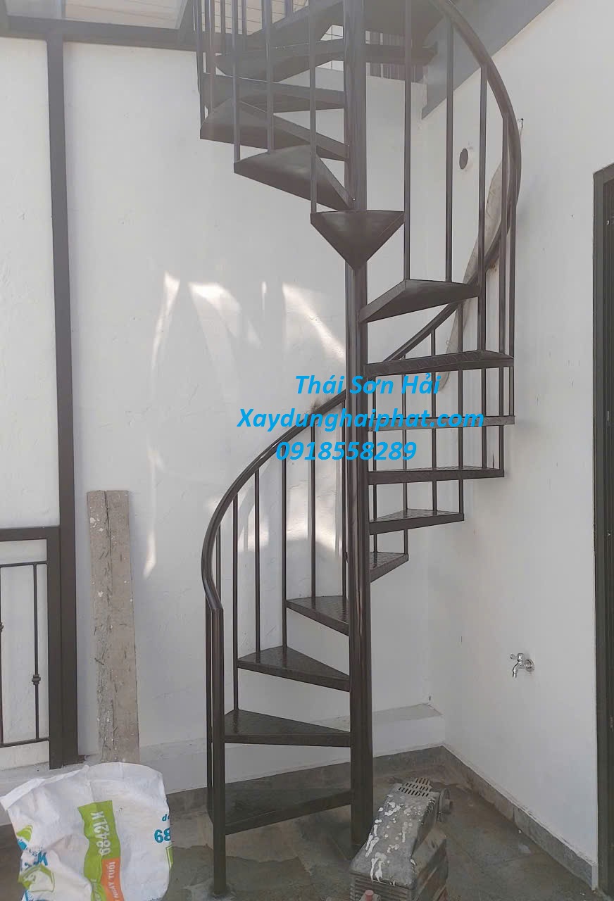 nhan-lam-mai-ton-san-thuong-cau-thang-sat-xoan-len-san-thuong-o-HN-2