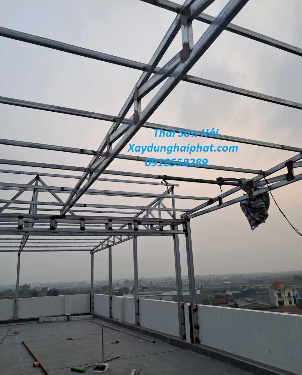 nhan-lam-mai-ton-san-thuong-cau-thang-sat-xoan-len-san-thuong-o-HN-6