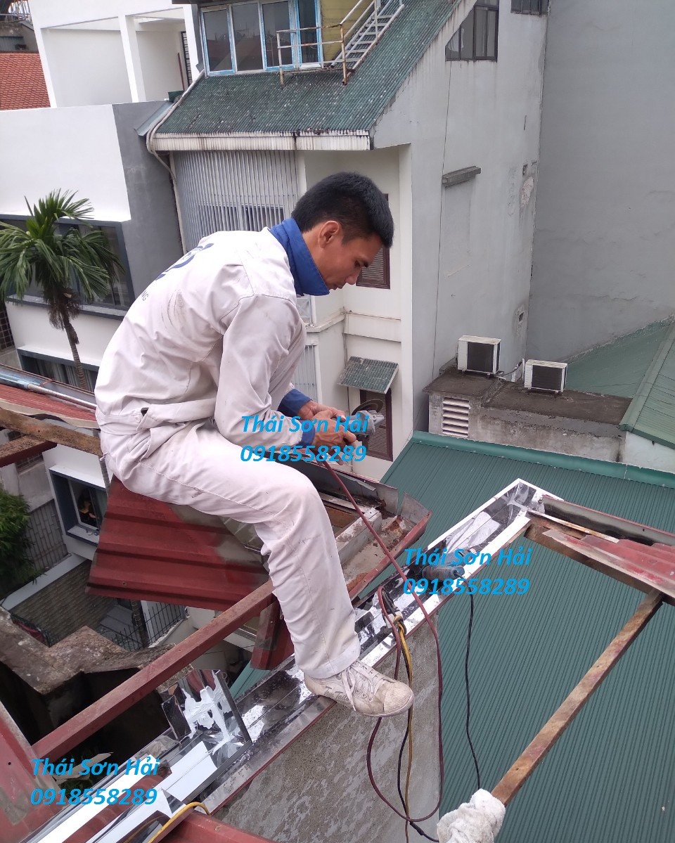 nhan-sua-chua-thay-moi-mang-mai-ton-inox-tai-cau-giay-gia-re-2