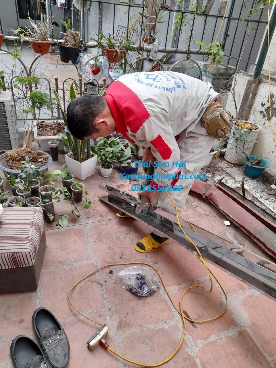 nhan-sua-chua-thay-moi-mang-mai-ton-inox-tai-hoang-mai-gia-re-2