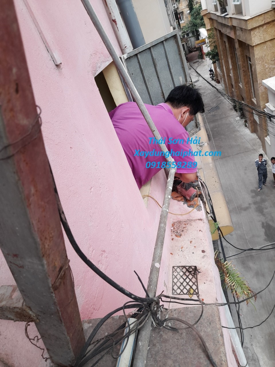 nhan-thi-cong-chong-tham-sua-chua-chong-tham-nha-o-hn-2