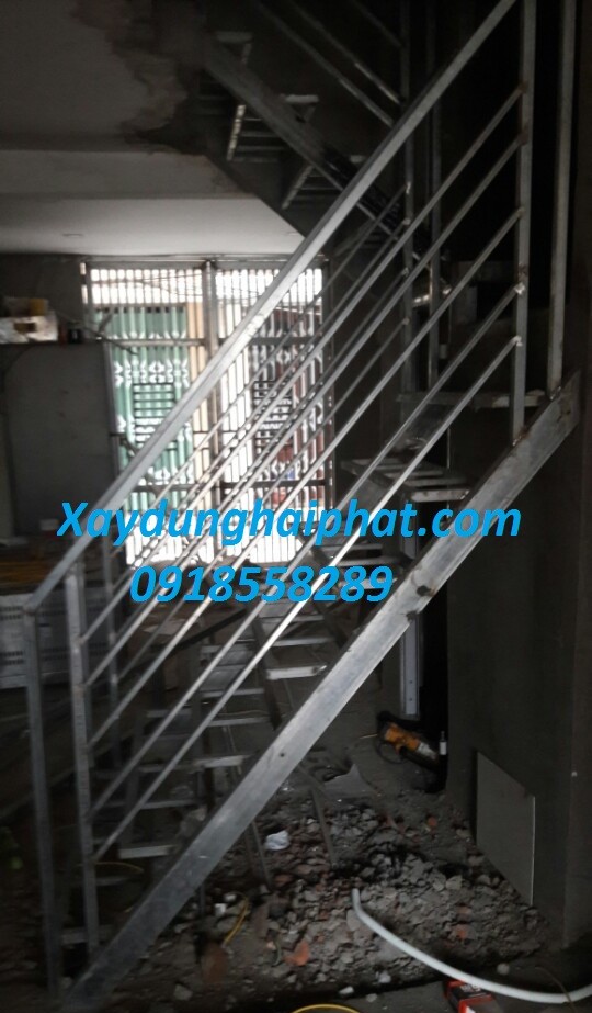 nhan-thi-cong-lam-gac-xep-go-cau-thang-sat-cho-gac-xep-lung-o-cac-quan-hn-2