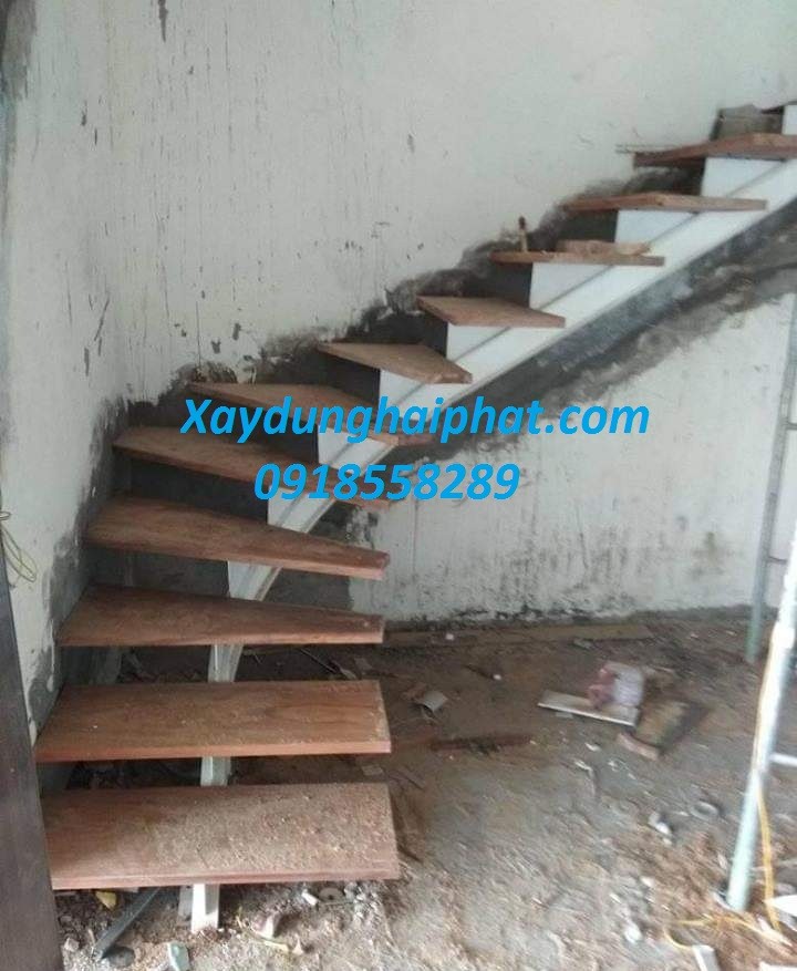 nhan-thi-cong-lam-gac-xep-go-cau-thang-sat-cho-gac-xep-lung-o-cac-quan-hn-3