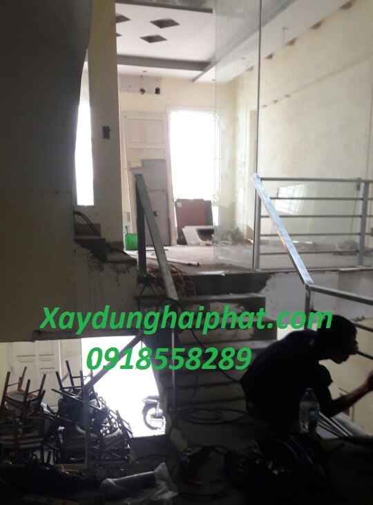 nhan-thi-cong-lam-gac-xep-go-cau-thang-sat-cho-gac-xep-lung-o-cac-quan-hn-4
