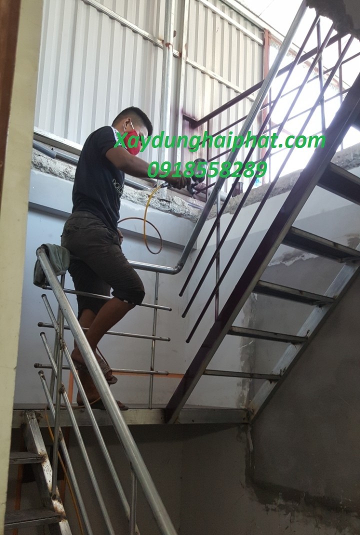 nhan-thi-cong-lam-gac-xep-go-cau-thang-sat-cho-gac-xep-lung-o-cac-quan-hn-5