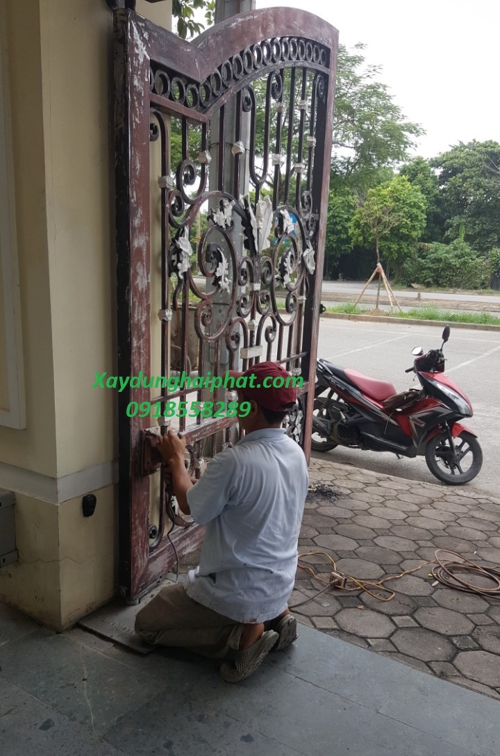 son-chuong-cop-sat-son-canh-cua-canh-cong-sat-o-hn-3