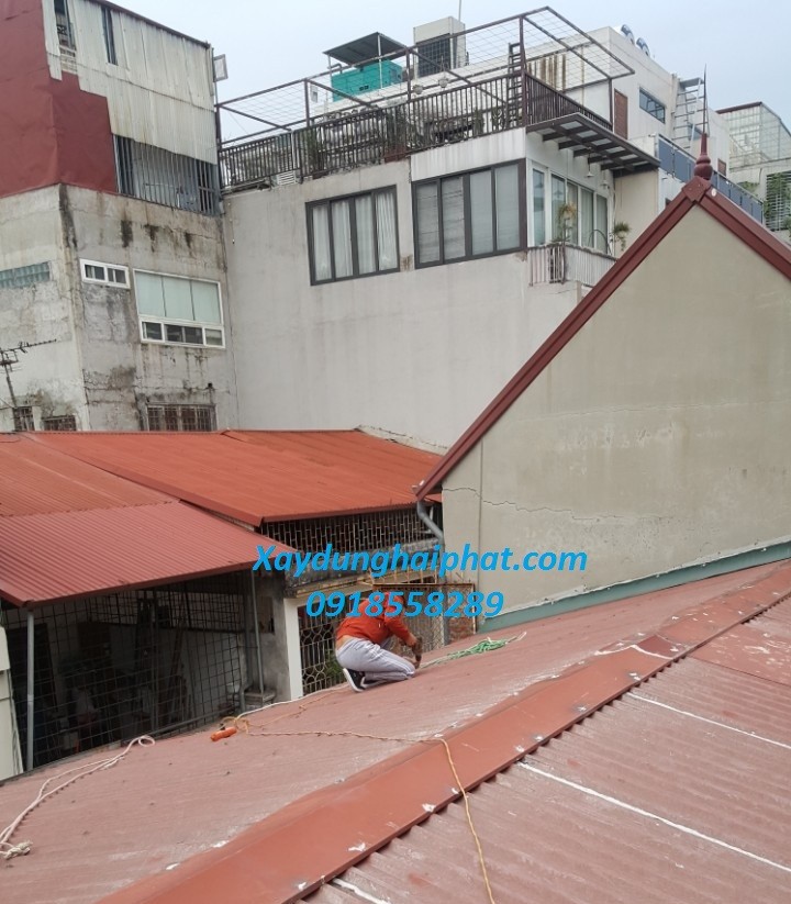 sua-chua-chong-tham-dot-mai-ton-sua-chua-mang-ro-ri-tai-cac-quan-cua-hn-2