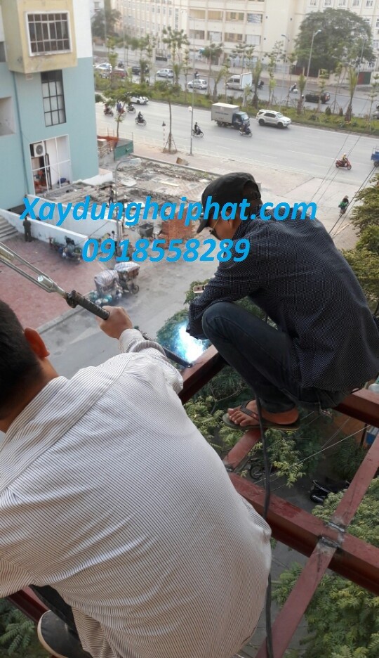 sua-chua-coi-noi-ban-cong-phong-ngu-sua-nha-tap-the-cu-xuong-cap-1