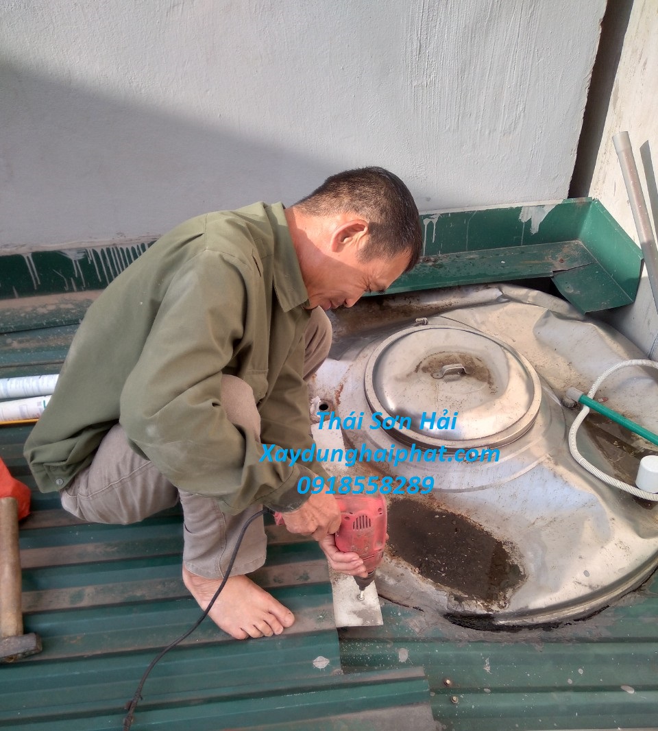 sua-chua-mai-ton-nha-dan-thay-the-mai-ton-cu-chong-dot-o-HN-1