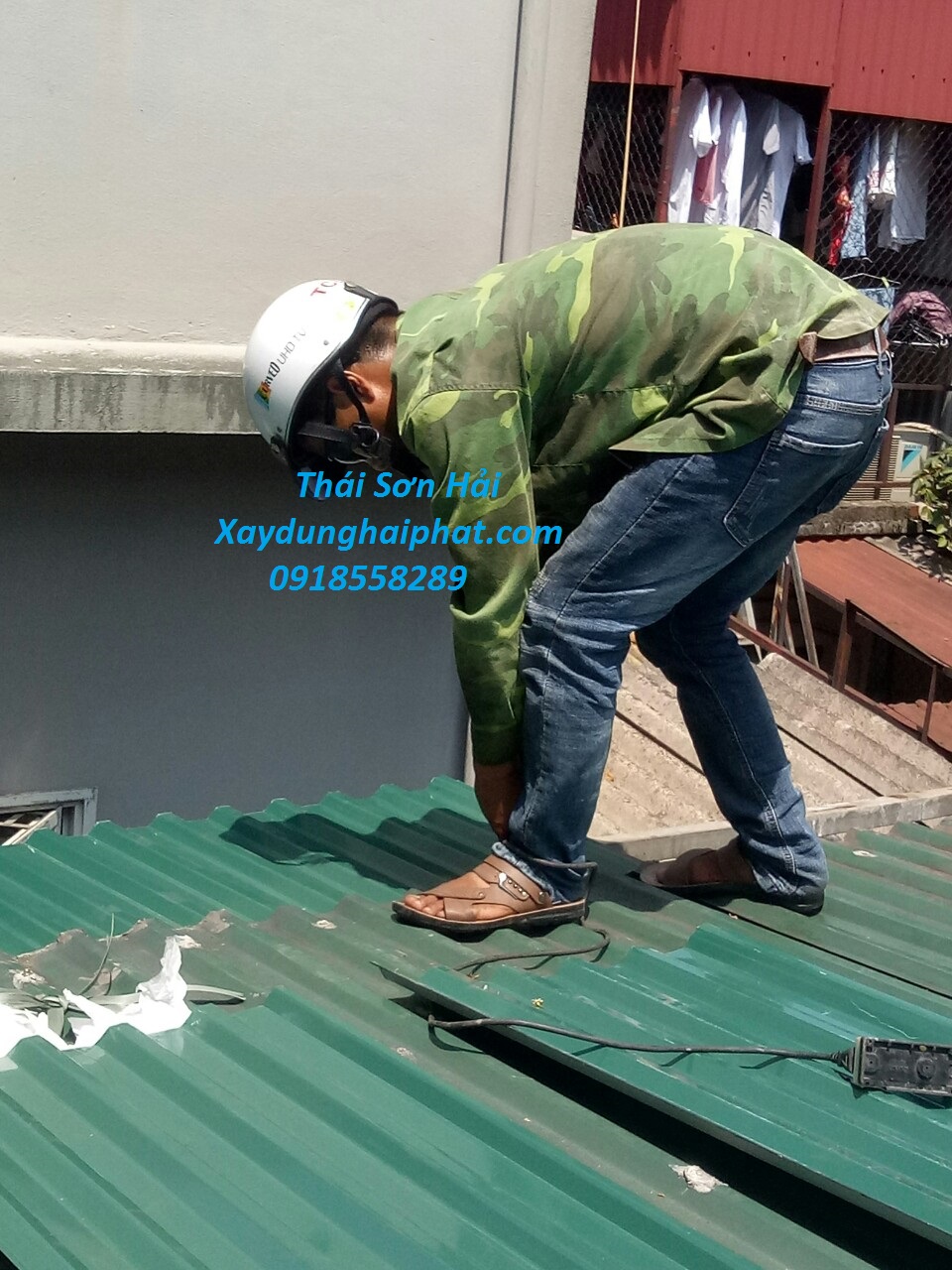 sua-chua-mai-ton-nha-dan-thay-the-mai-ton-cu-chong-dot-o-HN-3