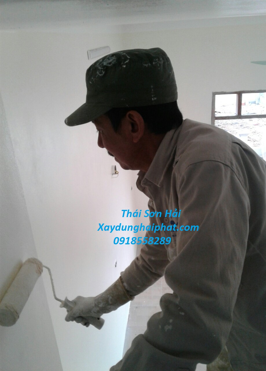 sua-chua-tuong-nut-chong-tham-tuong-nha-cu-bi-nut-o-HN-1