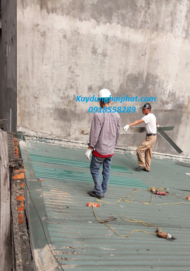 thay-mang-xoi-chong-dot-mai-ton-nha-cap-4-nha-xuong-tai-ha-noi-1