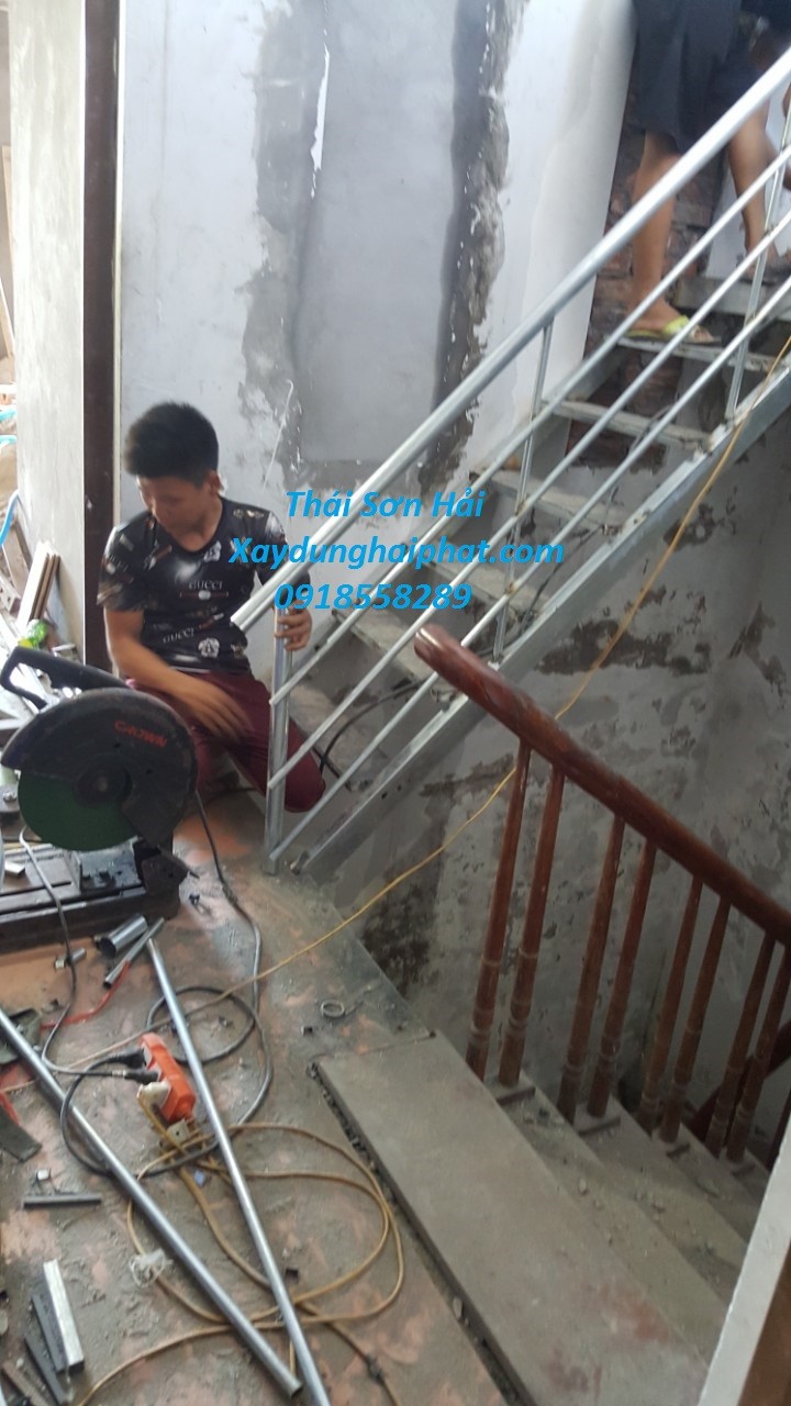 thi-cong-cau-thang-sat-gia-re-lam-lan-can-cau-thang-sat-tron-goi-o-hn-1