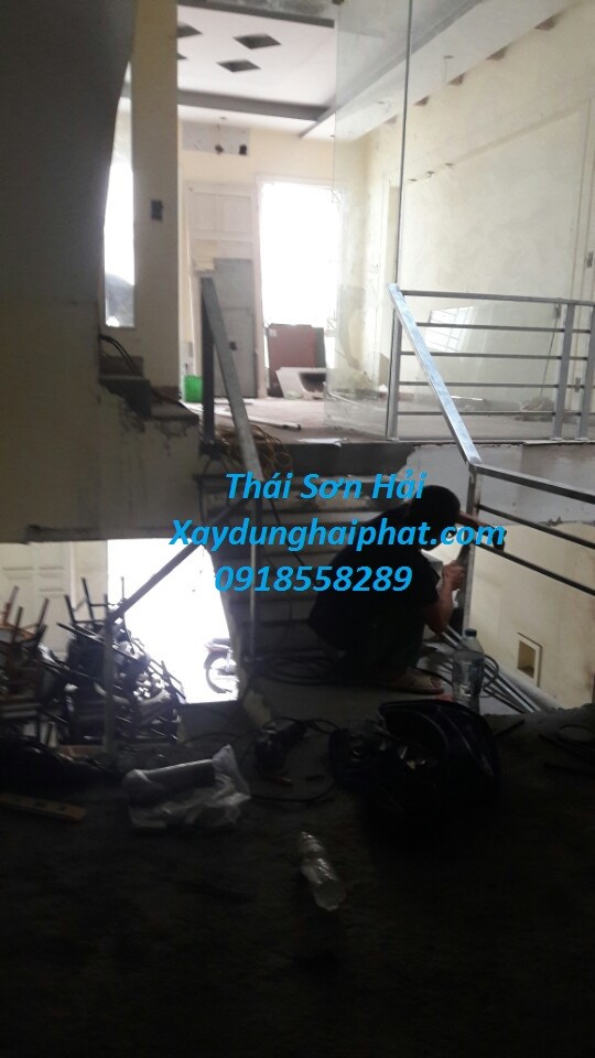 thi-cong-cau-thang-sat-gia-re-lam-lan-can-cau-thang-sat-tron-goi-o-hn-5