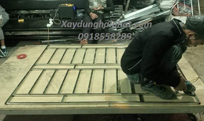 thi-cong-cua-cong-sat-dep-thay-the-sua-chua-cua-sat-tai-ha-noi-2