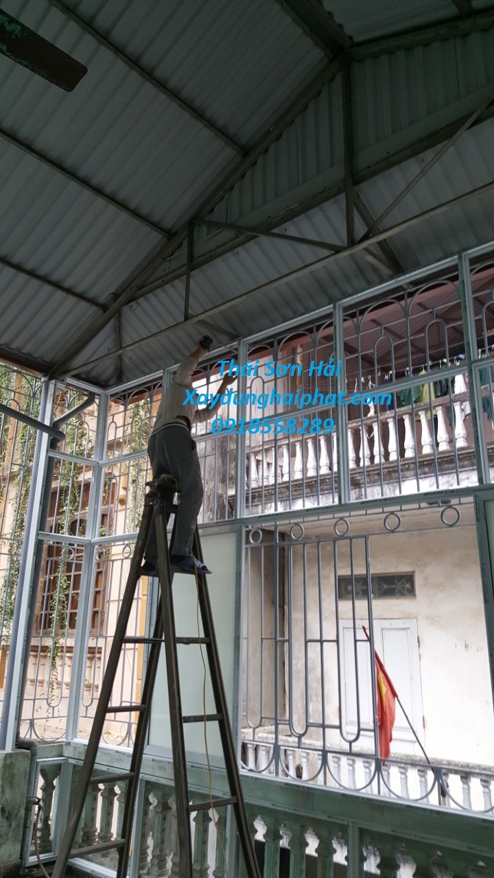 thi-cong-cua-khung-nhom-kinh-lam-vach-nhom-kinh-dep-o-hn-2