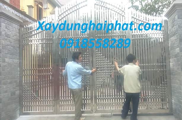 thi-cong-lap-dat-cau-thang-cua-cong-inox-tai-hn