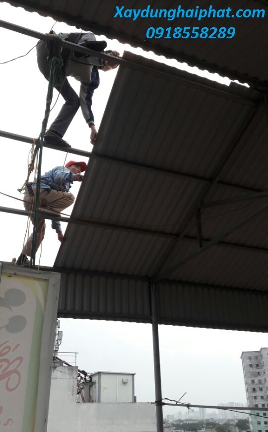 thi-cong-lap-dat-tam-lop-lay-sang-thay-mai-ton-gia-re-nhat-ha-noi-1