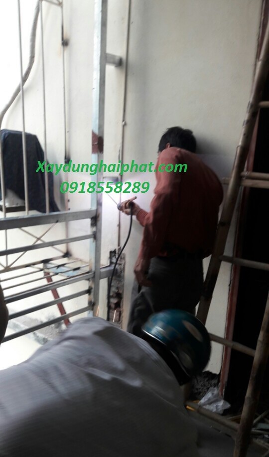 tho-chuyen-coi-noi-ban-cong-chung-cu-sua-nha-tap-the-cu-gia-re-o-ha-noi-2