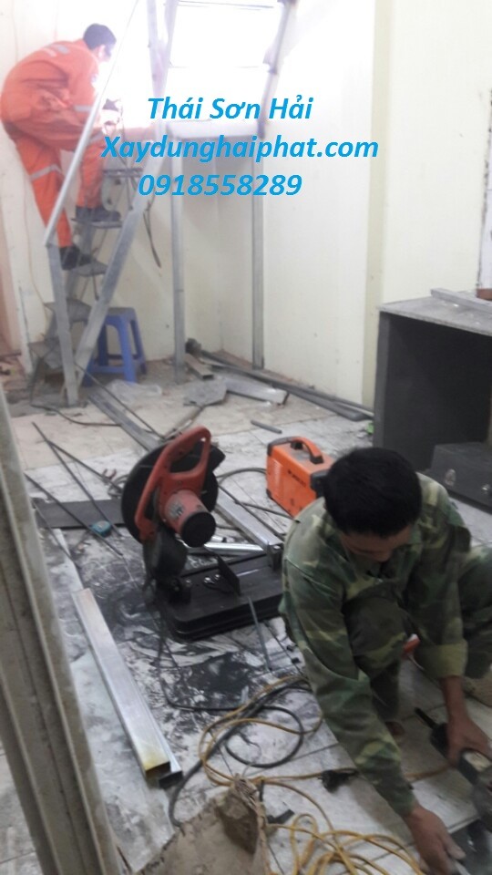 tho-chuyen-thi-cong-cau-thang-lam-cau-thang-sat-bac-go-o-ha-noi-3