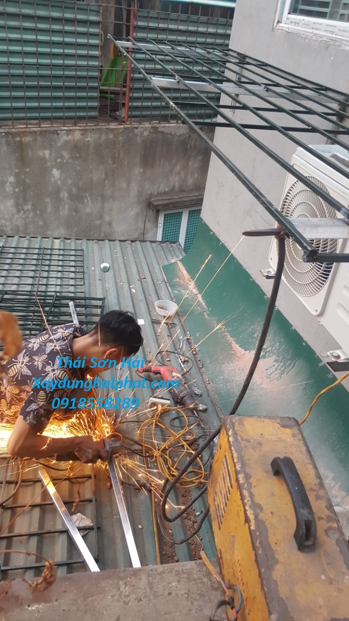 tho-co-khi-chuyen-lam-khung-sat-bao-ve-nha-lam-khung-thep-mai-ton-o-hn-4