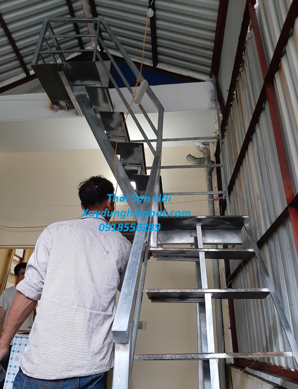 tho-co-khi-lam-cau-thang-sat-cau-thang-sat-hop-len-san-thuong-o-HN-3