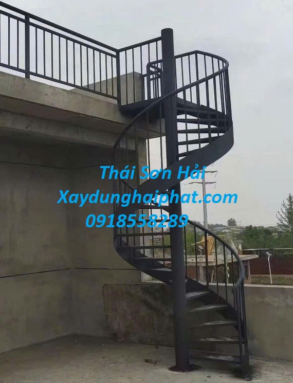 tho-co-khi-lam-cau-thang-sat-cau-thang-sat-hop-len-san-thuong-o-HN-4