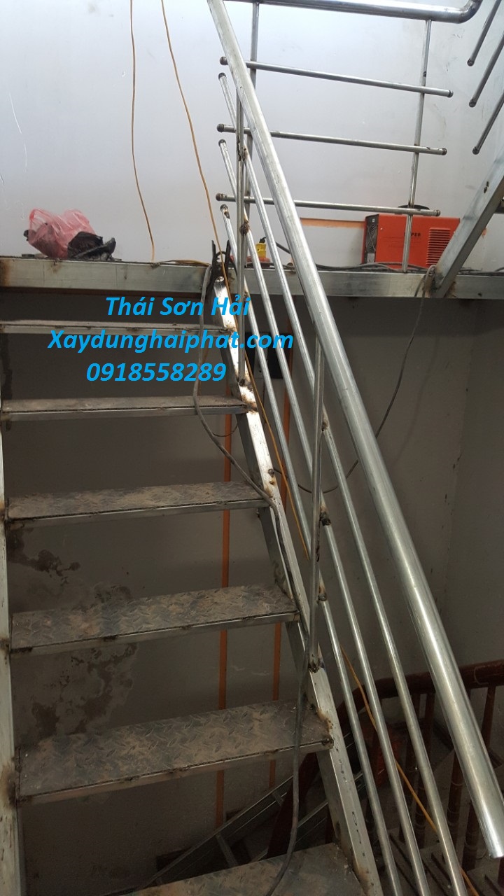 tho-co-khi-lam-cau-thang-sat-cau-thang-sat-hop-len-san-thuong-o-HN-6