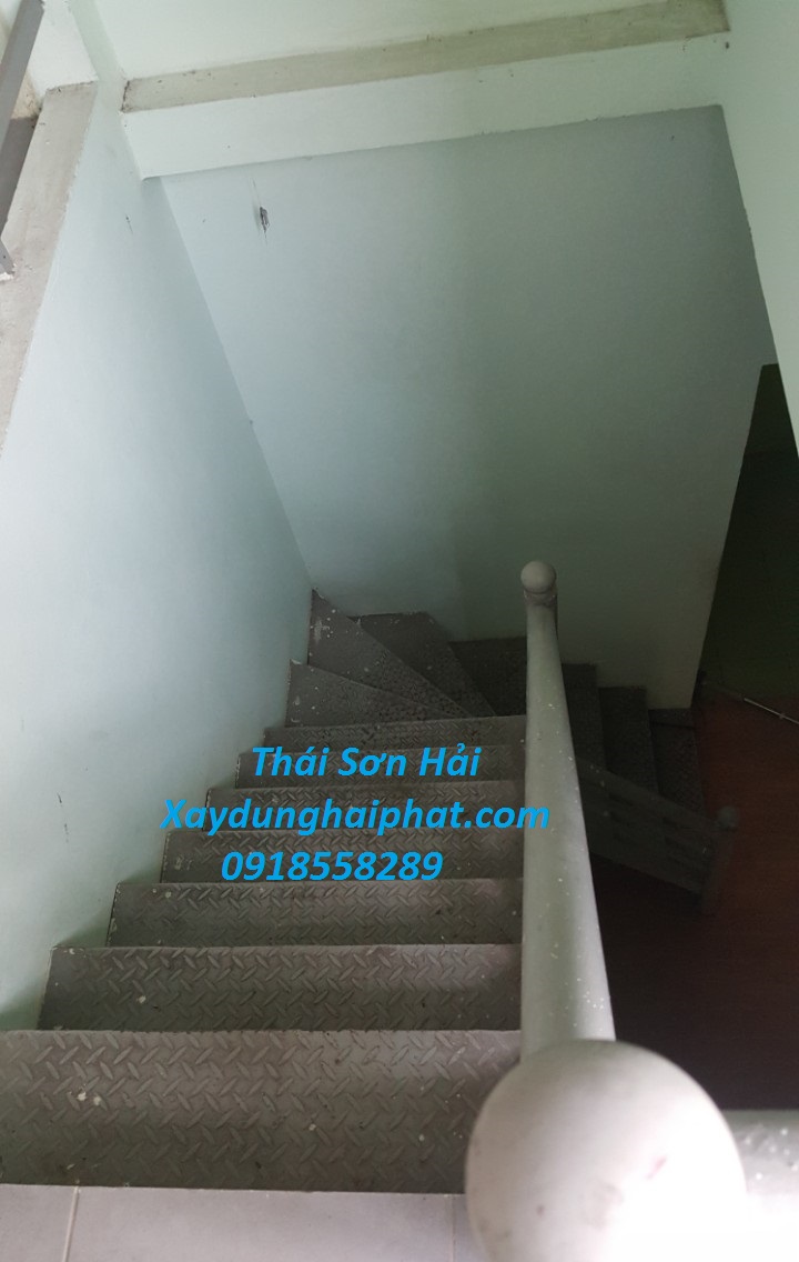 tho-co-khi-lam-cau-thang-sat-cau-thang-sat-hop-len-san-thuong-o-HN-7