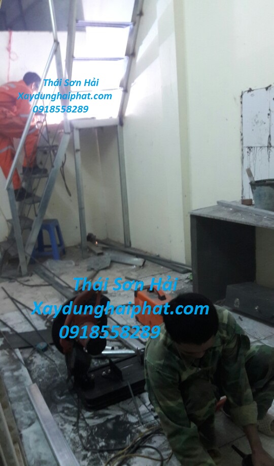 tho-co-khi-lam-cau-thang-sat-tai-nha-lam-lan-can-sat-tai-Ha-Noi-3