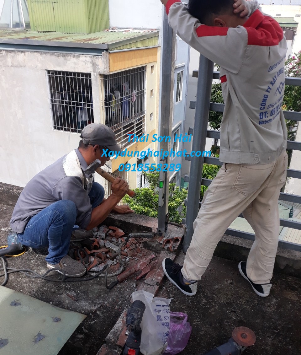 tho-co-khi-lam-lan-can-sat-lam-cau-thang-sat-tai-Thanh-Xuan-2