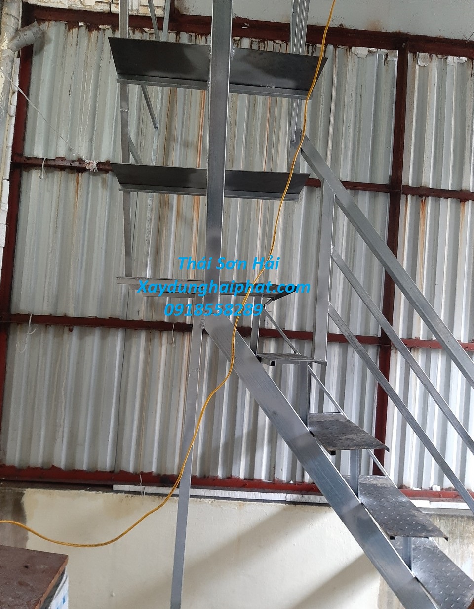 tho-co-khi-lam-lan-can-sat-lam-cau-thang-sat-tai-Thanh-Xuan-3