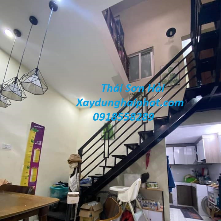 tho-co-khi-lam-lan-can-sat-lam-cau-thang-sat-tai-Thanh-Xuan-5