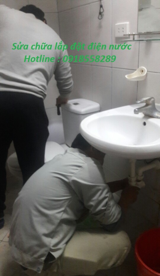 tho-dien-nuoc-tai-ha-noi-nha-sua-duong-ong-nuoc-buc-vo-ro-ri-1