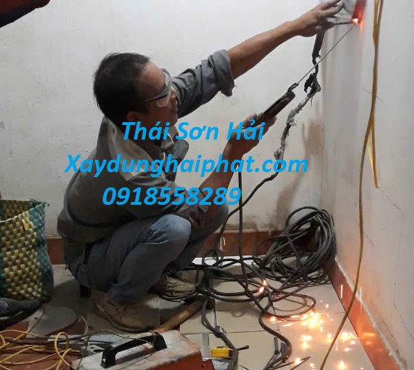 tho-lam-cau-thang-sat-len-mai-nhan-lam-cau-thang-sat-len-san-thuong-o-Ha-Noi-1