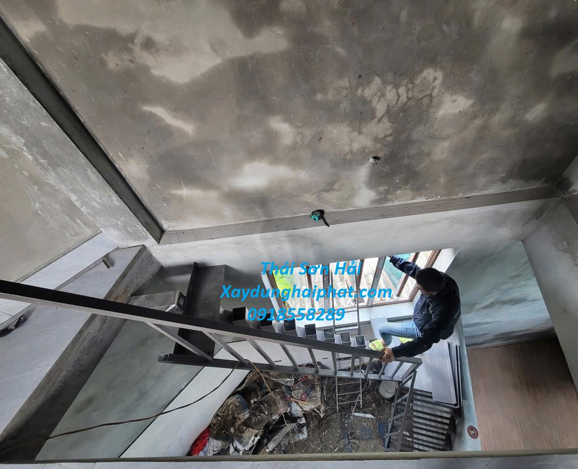 tho-lam-cau-thang-sat-tai-nha-lam-cau-thang-sat-di-len-san-phoi-o-Ha-Noi-4